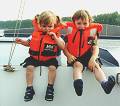 Nie ohne Scwimmweste: Kiddies auf einem Rheinschiff